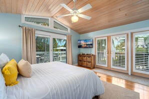 4 bedrooms, Internet - Green Turtle Oasis: Lovely 4BR Canal Front Home, Pool, Dockage, Tiki, Outdoor Dining & Pet Friendly! (Sugarloaf Key)