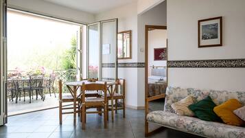 House, 2 Bedrooms, Smoking, Balcony | Lounge