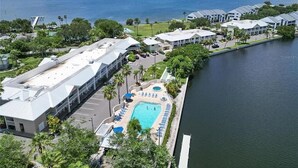 Ein Luftbild eines Hotels mit Schwimmbad, Hafen und Blick auf den Ozean.
