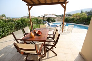 Villa, 3 slaapkamers, privézwembad, uitzicht op tuin | Buiten dineren