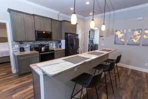 Refrigerador, microondas, lavavajillas y cafetera y tetera 