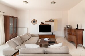 Family Apartment | Living room | 50-inch Smart TV with cable channels, TV - Amazon Apartment (Malevizi)