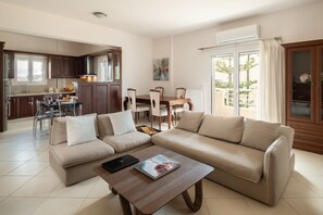 Appartement familial | Aire de séjour | Téléviseur connecté de 50 po avec télévision par câble, téléviseur