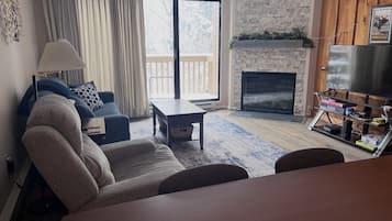 Smart TV, fireplace