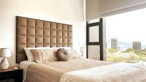 Unclassified image, 3 of 18, button - "studio on the 9th Floor" (San José)