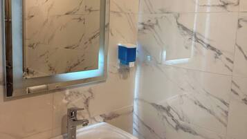 Apartment, 1 Bedroom, Accessible, City View | Bathroom