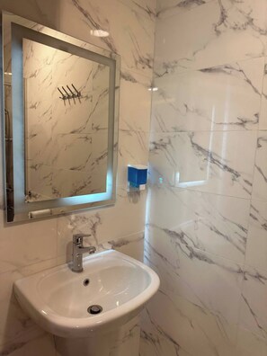 Departamento, 1 habitación, con acceso para personas discapacitadas, vista a la ciudad | Baño