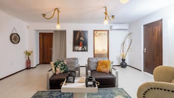 Villa, 6 Bedrooms, Accessible, Smoking | Living room | Books