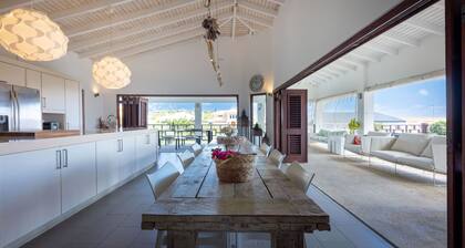 Beautiful Villa With Pool Near the Beach for Groups