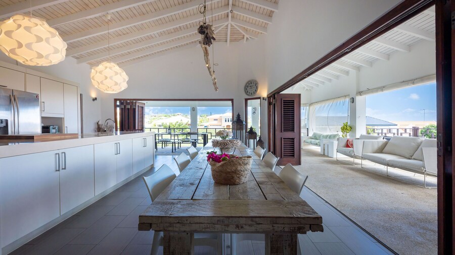 Beautiful Villa With Pool Near the Beach for Groups