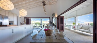 Beautiful Villa With Pool Near the Beach for Groups