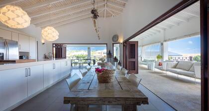Beautiful Villa With Pool Near the Beach for Groups