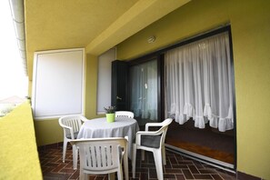 Apartment, 2 Bedrooms, Smoking, Balcony | Dining