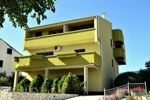 Apartamento, 2 quartos, para fumantes, sacada | Fachada
