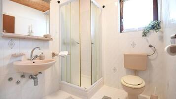 Apartment, 2 Bedrooms, Smoking, Balcony | Bathroom