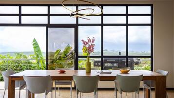Villa, 4 habitaciones, para fumadores, alberca privada | Área de sala de estar | Libros