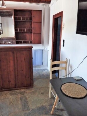 Room, 1 Bedroom, Accessible, Patio | Living area