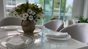 Apartemen, 2 kamar tidur, balkon | Tempat makan