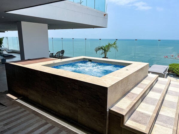 Căn hộ, 2 phòng ngủ, ban công | Hồ bơi