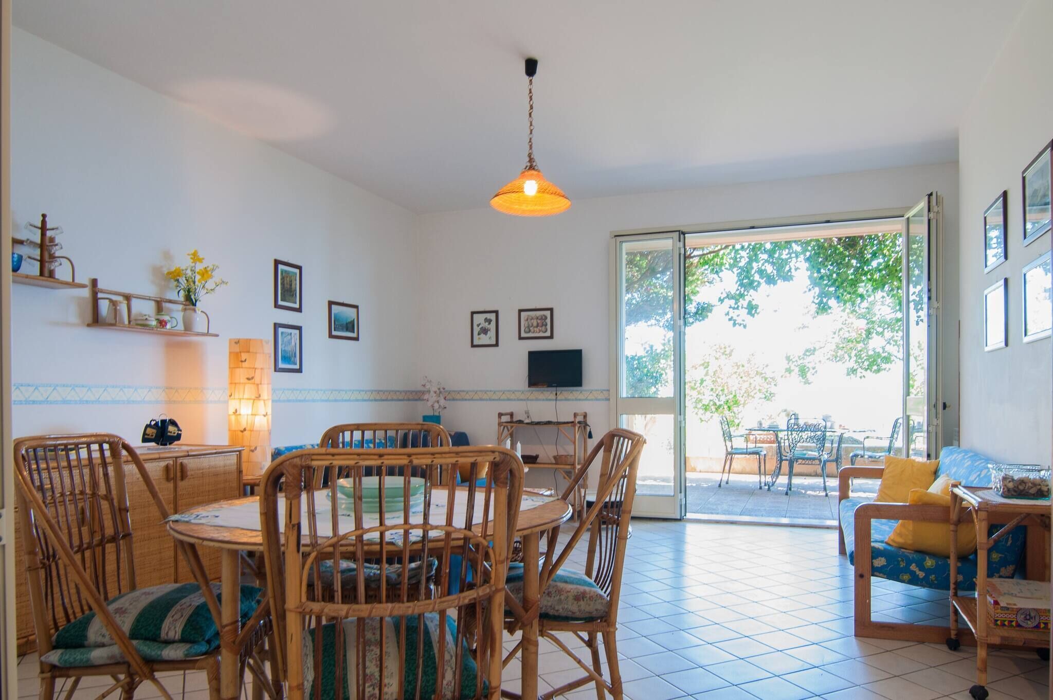 Ferienhaus, 2 Schlafzimmer, Raucher, Balkon | Wohnbereich | Bücher