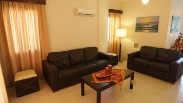 Villa, 3 Bedrooms, Private Pool, Garden View | Living area