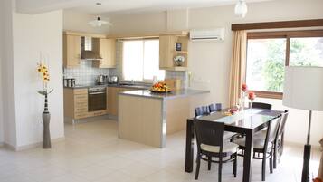 Villa, 3 Bedrooms, Private Pool, Garden View | Dining