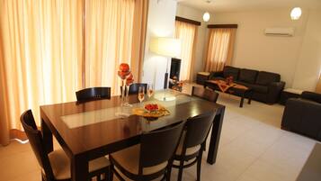 Villa, 3 Bedrooms, Private Pool, Garden View | Dining