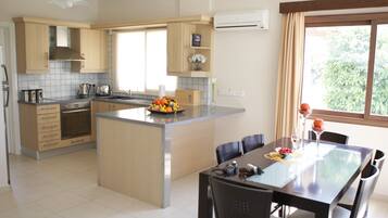 Villa, 3 Bedrooms, Private Pool, Garden View | Dining