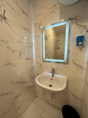Apartment, 1 Bedroom, Accessible, Smoking | Bathroom