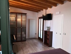 Maison, 1 chambre, balcon, vue sur le jardin | Commodité de la chambre