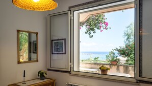 Unclassified image, 3 of 61, button - 6- Lovely Apartment in Front of the sea (Santa Flavia)
