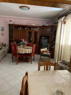 Huoneisto, 2 makuuhuonetta, tupakointi sallittu, parveke | Ruokailu