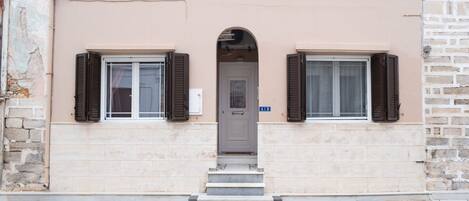 House, 3 Bedrooms, Smoking, Patio | Front of property