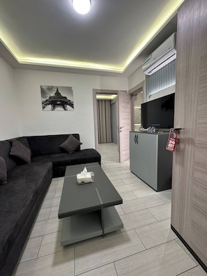 Apartment, 1 Bedroom, Accessible, Smoking | Living room