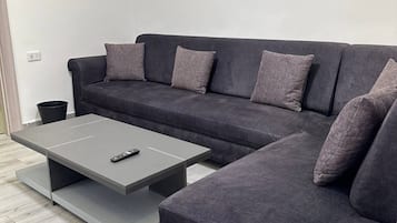 Apartment, 1 Bedroom, Accessible, Smoking | Living room
