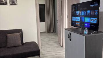 Apartment, 1 Bedroom, Accessible, Smoking | Living area