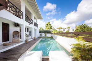 Departamento, 1 habitación, para fumadores, balcón | Alberca | Alberca al aire libre 