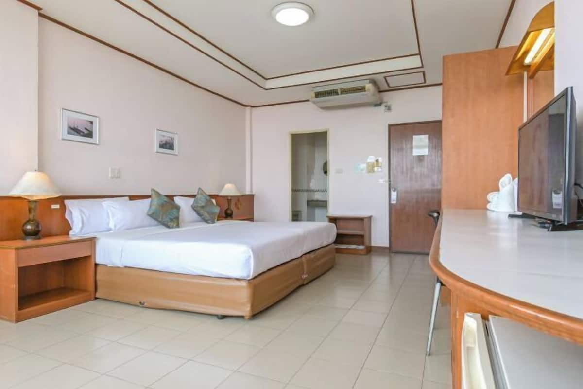 1 bedroom, desk, free WiFi, bed sheets