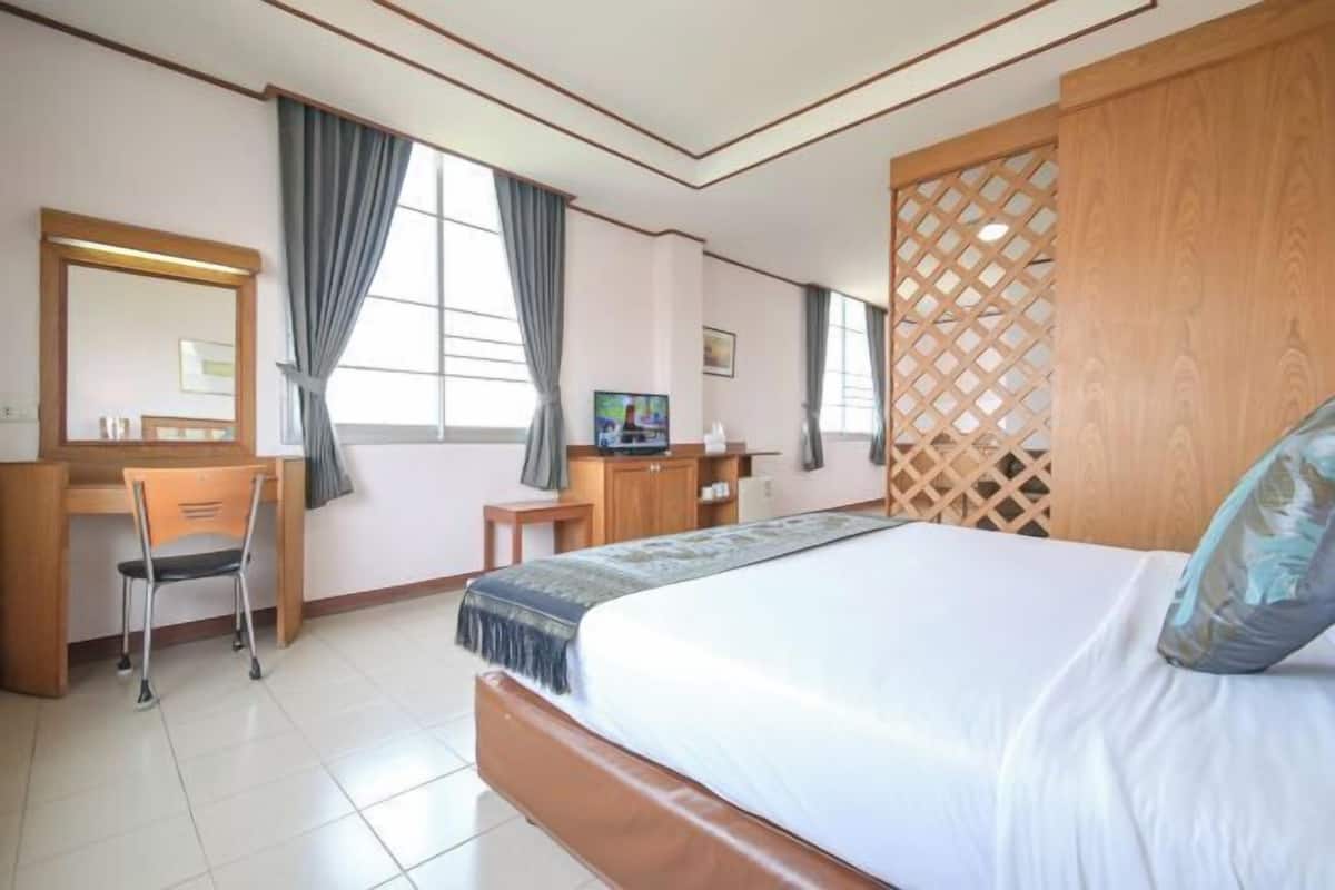 1 bedroom, desk, free WiFi, bed sheets
