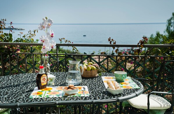 House, 2 Bedrooms, Smoking, Balcony | Outdoor dining