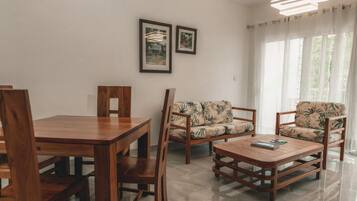 Apartamento, 2 quartos, sacada, vista para o jardim | Sala de estar