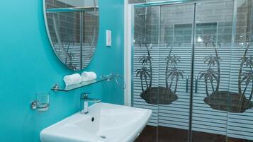 Apartamento, 2 quartos, sacada, vista para o jardim | Banheiro