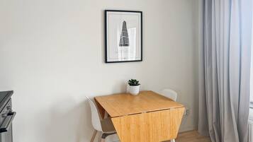 Apartment, 1 Bedroom, City View | Dining room