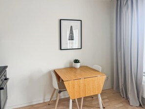Apartment, 1 Bedroom, City View | Dining room