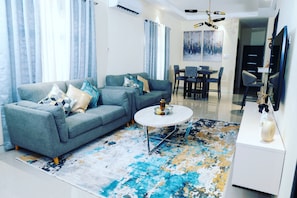 Bungalow, 2 chambres, vue sur la piscine | Bar-salon