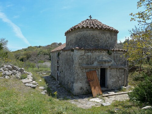 "sifakis Gorgeous Stone House"
