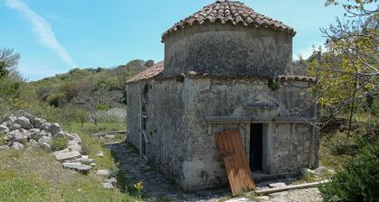 "sifakis Gorgeous Stone House"