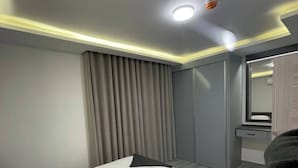 Ein Hotelzimmer mit zwei Betten, einem Badezimmer und einem Spiegel.