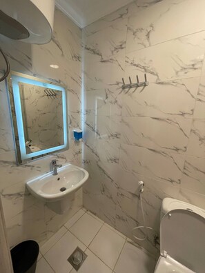 Apartment, 1 Bedroom, Accessible, Smoking | Bathroom