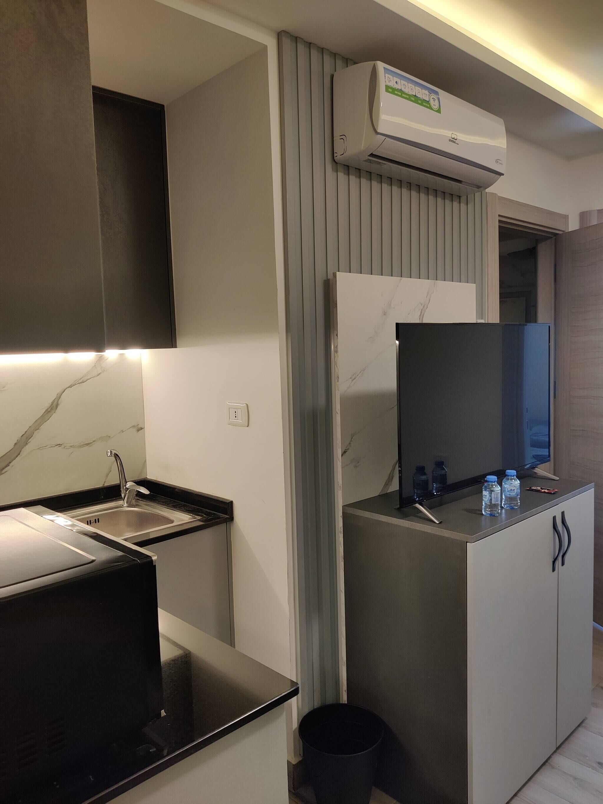 Apartment, 1 Bedroom, Accessible, Smoking | Living room